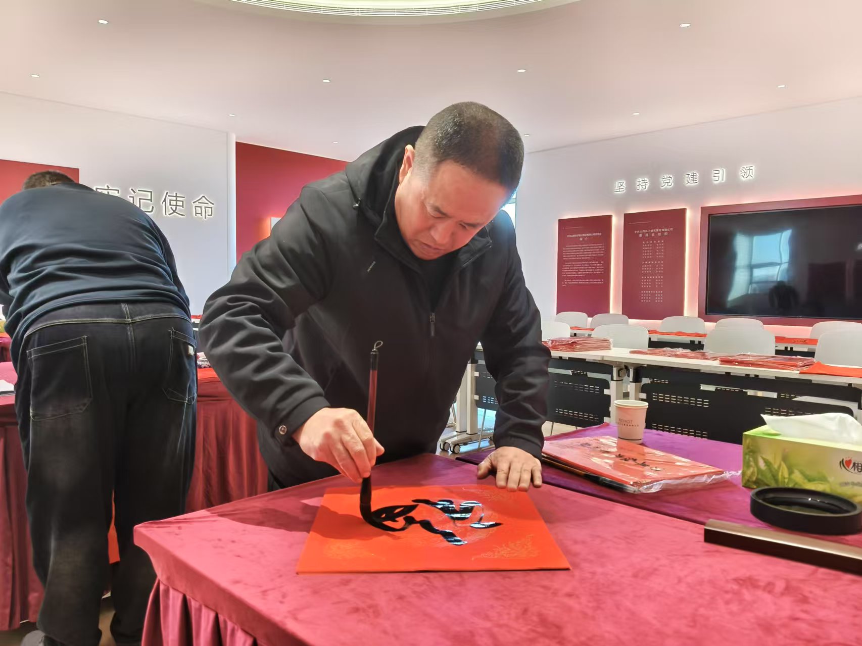 長(zhǎng)子縣應(yīng)急管理局到反坡煤業(yè)開(kāi)展入企送溫暖為一線職工寫(xiě)春聯(lián)活動(dòng)